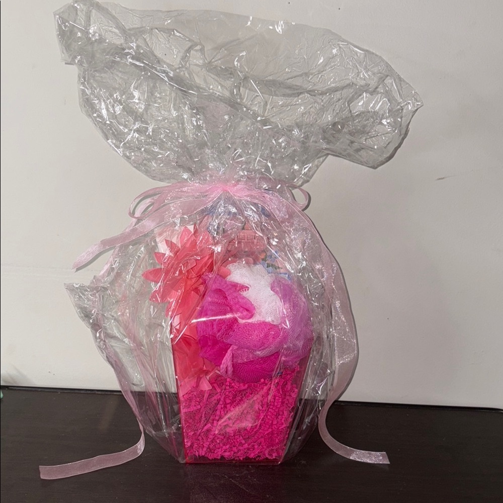 Mary Kay Pink‎ Hydrating Lotion and Body Wash & Shave Set - Picture 6 of 6